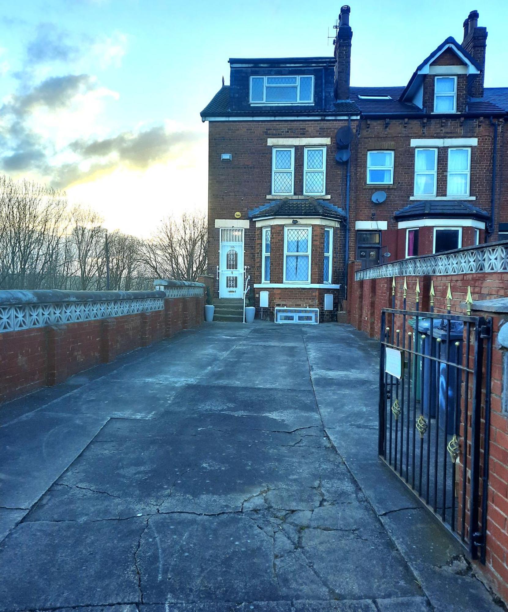 Home In Woodhouse, Leeds,Free 4 Car Parking,Free Wifi Exterior foto